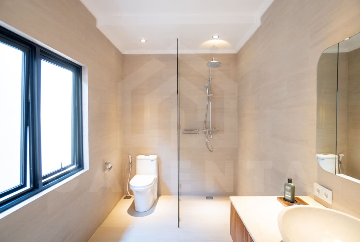 Bathroom inside authentic 3 bedroom Japanese villa in Sanur