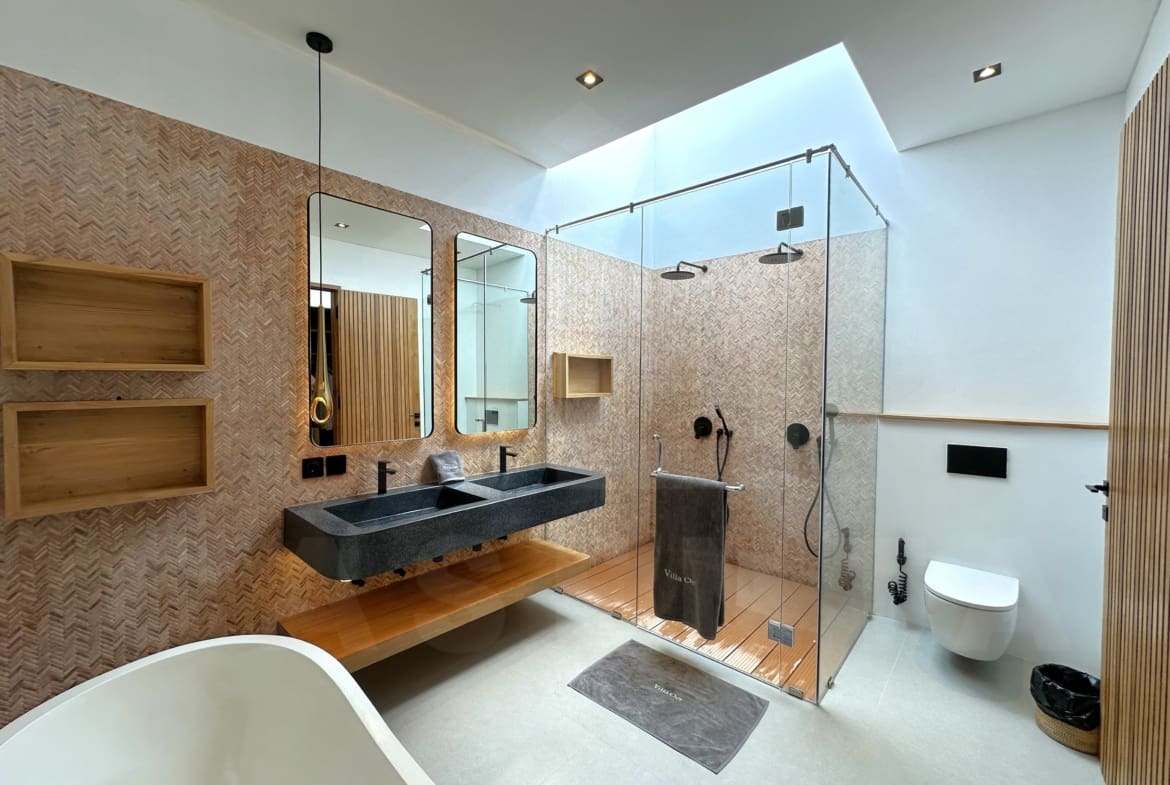 Bathroom inside fabulous villa with great rental potential in Tumbak Bayuh