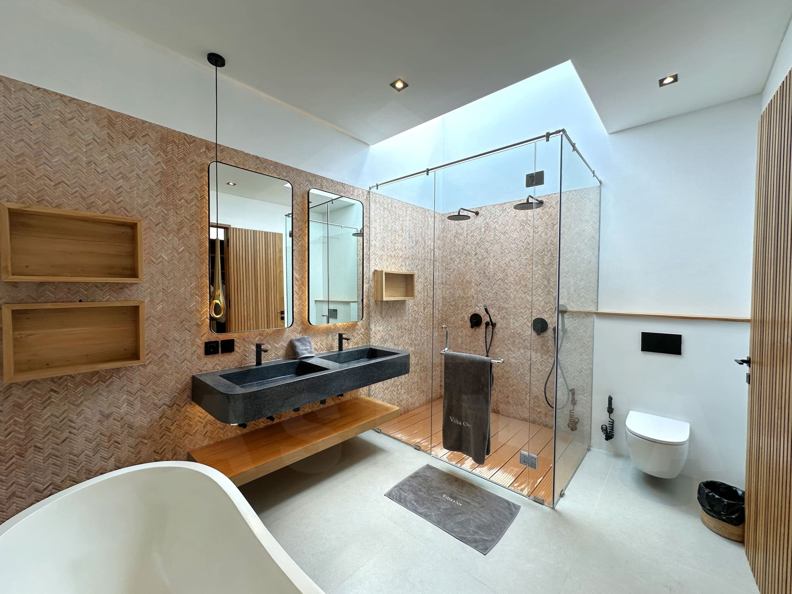 Bathroom inside fabulous villa with great rental potential in Tumbak Bayuh