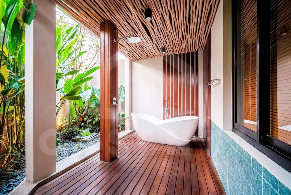 Ensuite bathroom with bathtub in Cemagi villa