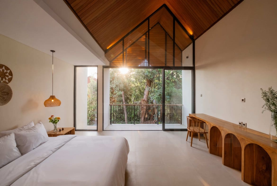 Bali villa bedroom with dedicated work space in Buduk