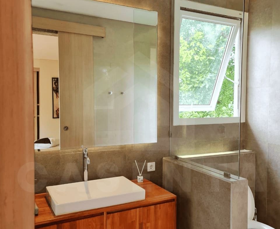 Ensuite bathroom in Kerobokan family villa