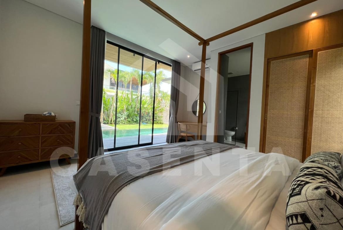 Master bedroom with balcony in Pererenan villa
