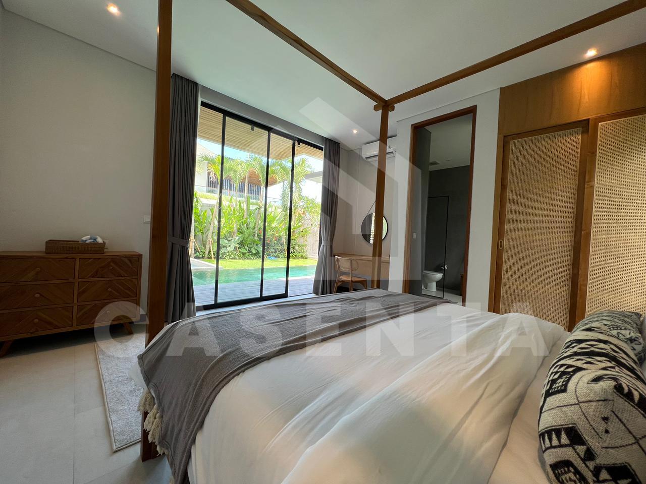 Master bedroom with balcony in Pererenan villa