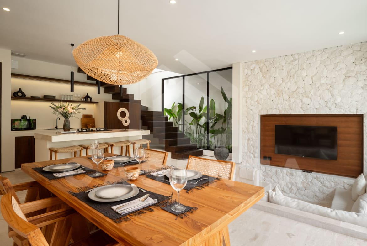 Dining and kitchen area in turnkey batu bolong villa with island seating