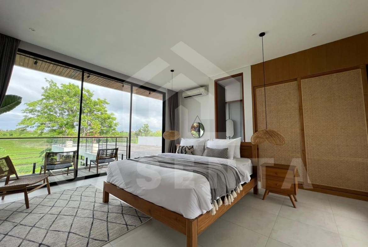 Ensuite bedroom with workspace in luxury Pererenan villa