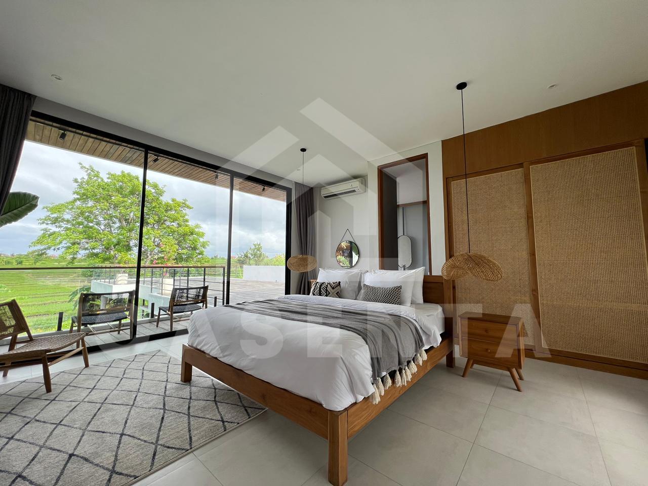 Ensuite bedroom with workspace in luxury Pererenan villa
