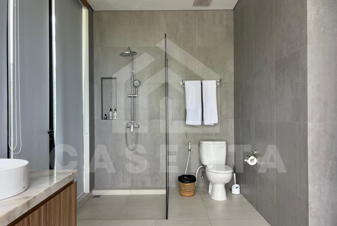 Modern bathroom with bathtub in Pererenan villa