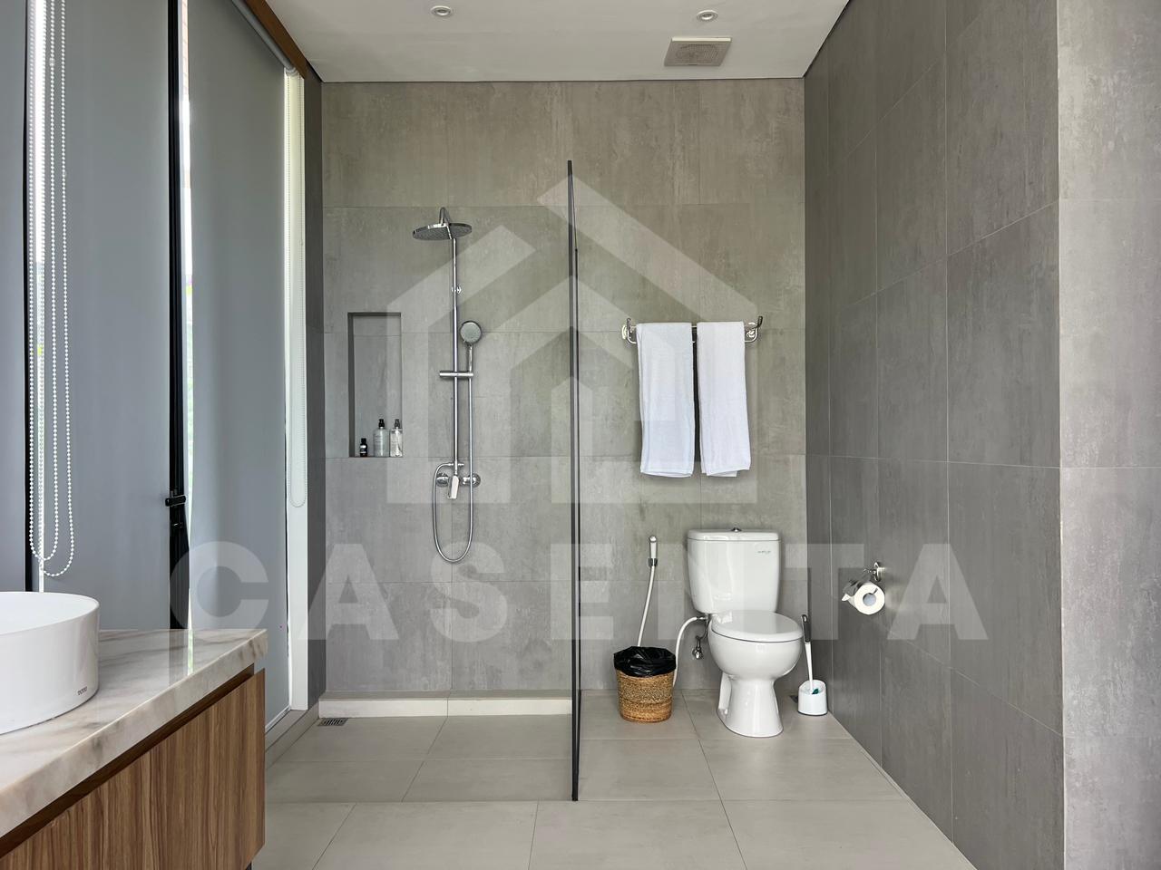 Modern bathroom with bathtub in Pererenan villa