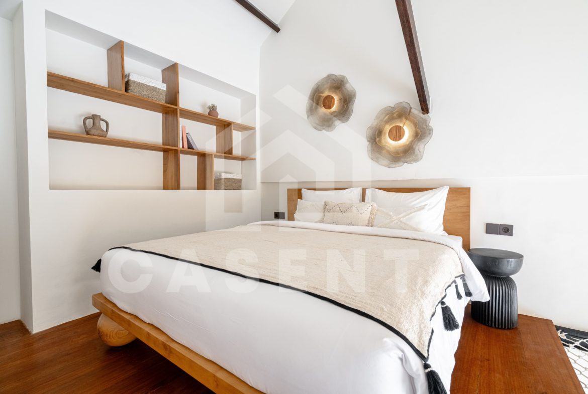 Mezzanine bedroom in Sanur apartment with wood flooring