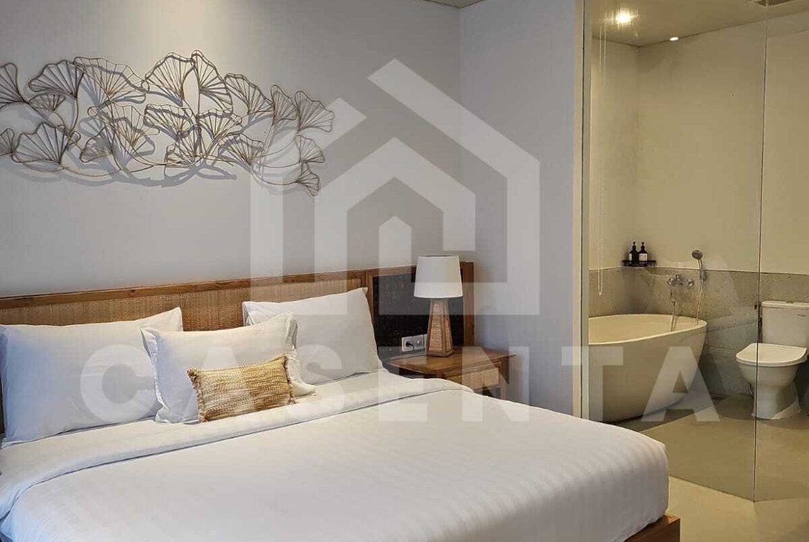 Spacious ensuite bedroom with bathtub bathroom in Canggu villa