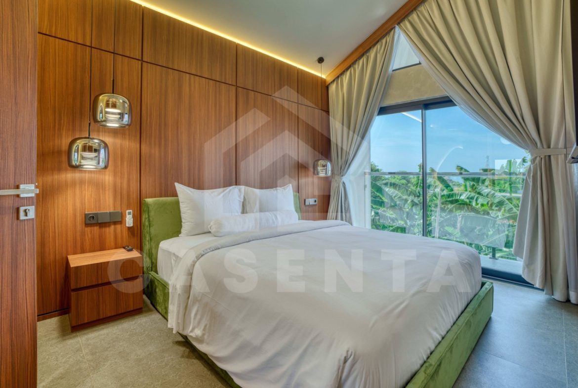 Bright bedroom with balcony view in Pandawa villa