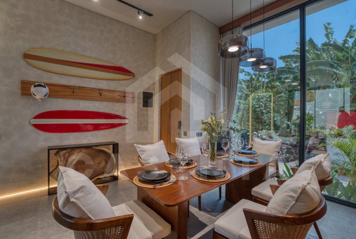 Dining area with modern kitchen in Pandawa villa