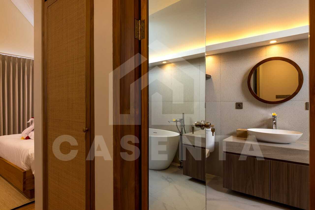 Modern villa bathroom with bathtub and stone finishes