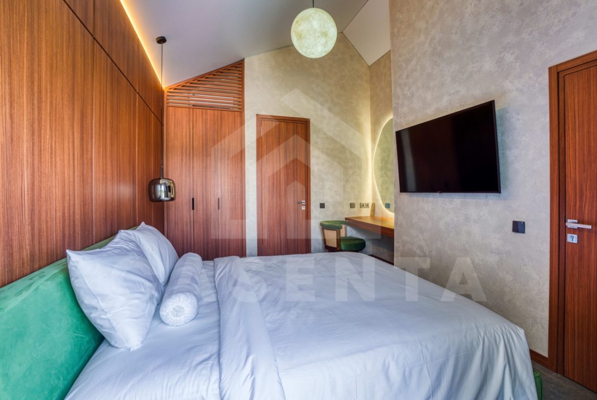 Ensuite bedroom with workspace in Pandawa villa