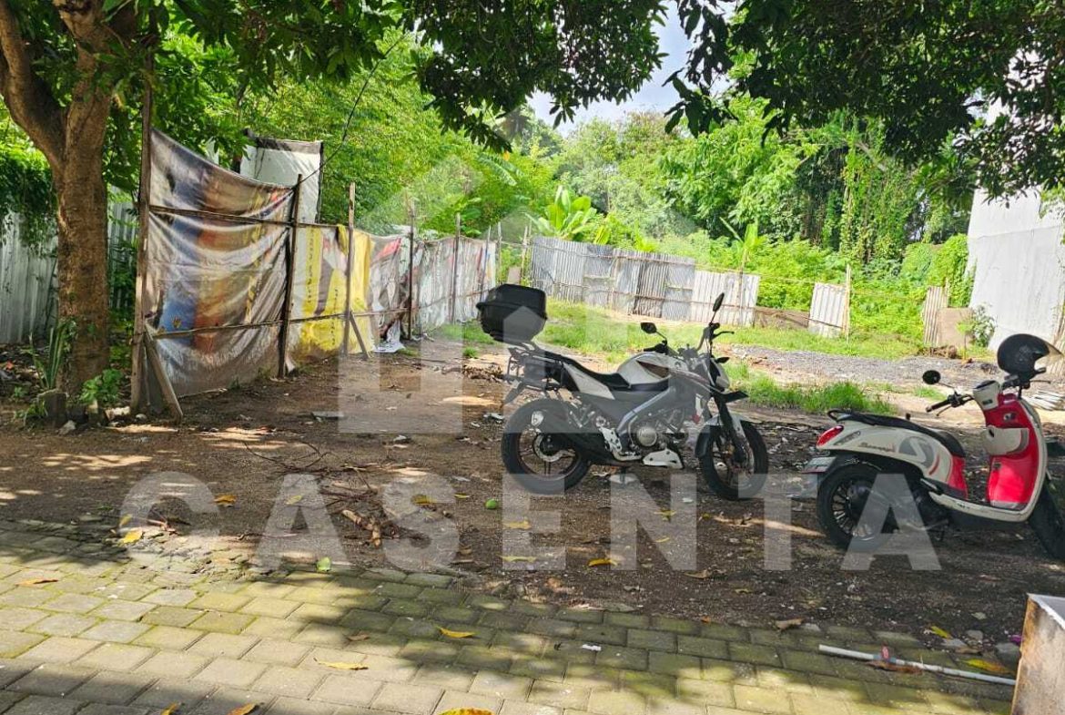 Commercial Sanur land with paved access and nearby residential buildings