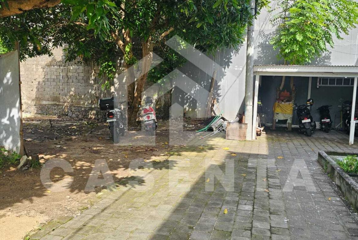 Development-ready Sanur land surrounded by villas and tropical vegetation