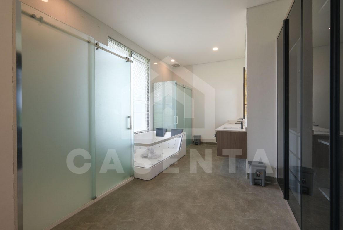 Master bathroom with jacuzzi in Pererenan villa