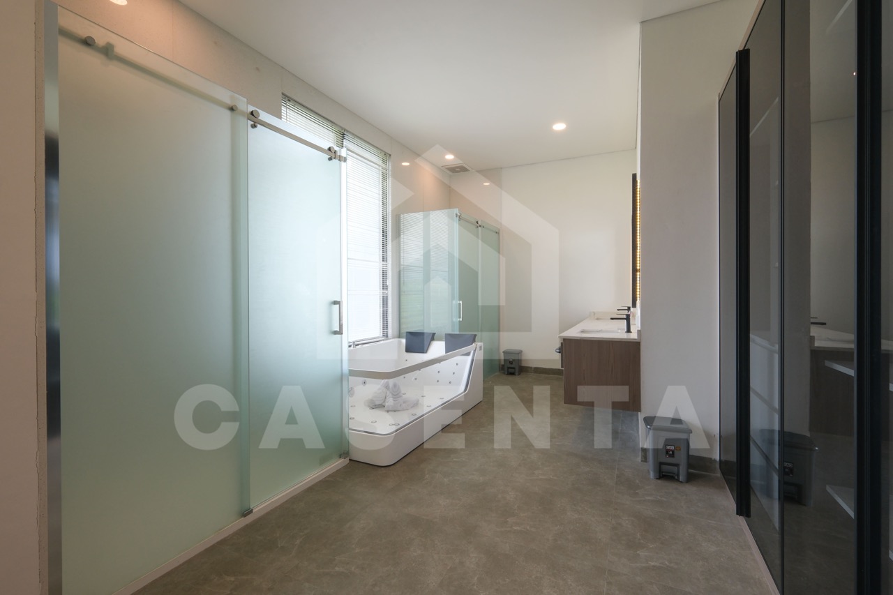 Master bathroom with jacuzzi in Pererenan villa