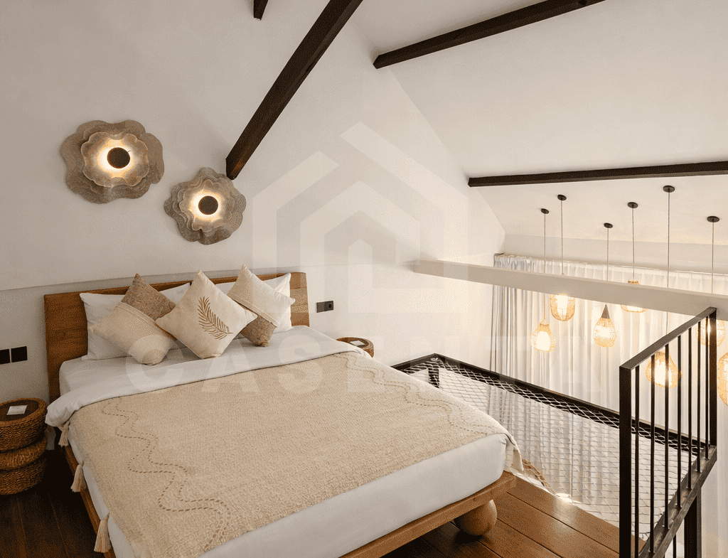 Mezzanine bedroom in Sanur apartment with wood flooring