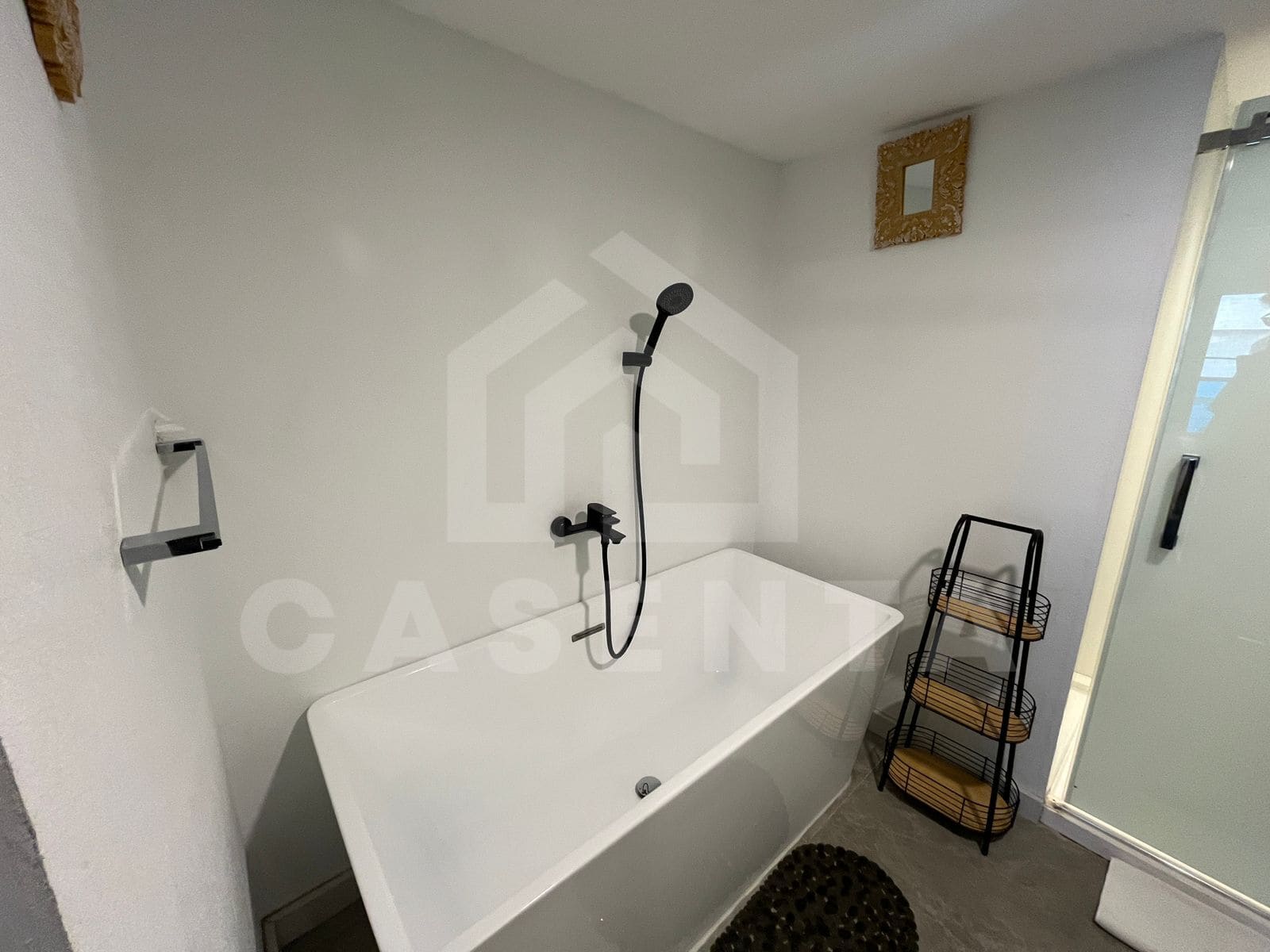 Bathroom with bathtub in Canggu apartment