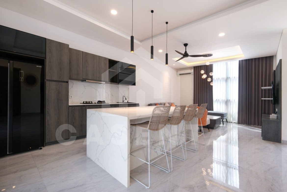 Modern kitchen with island in Pererenan villa