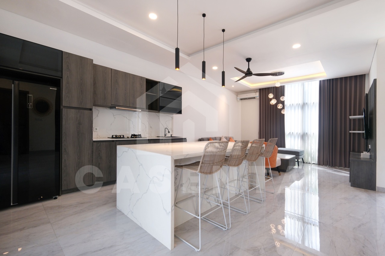 Modern kitchen with island in Pererenan villa