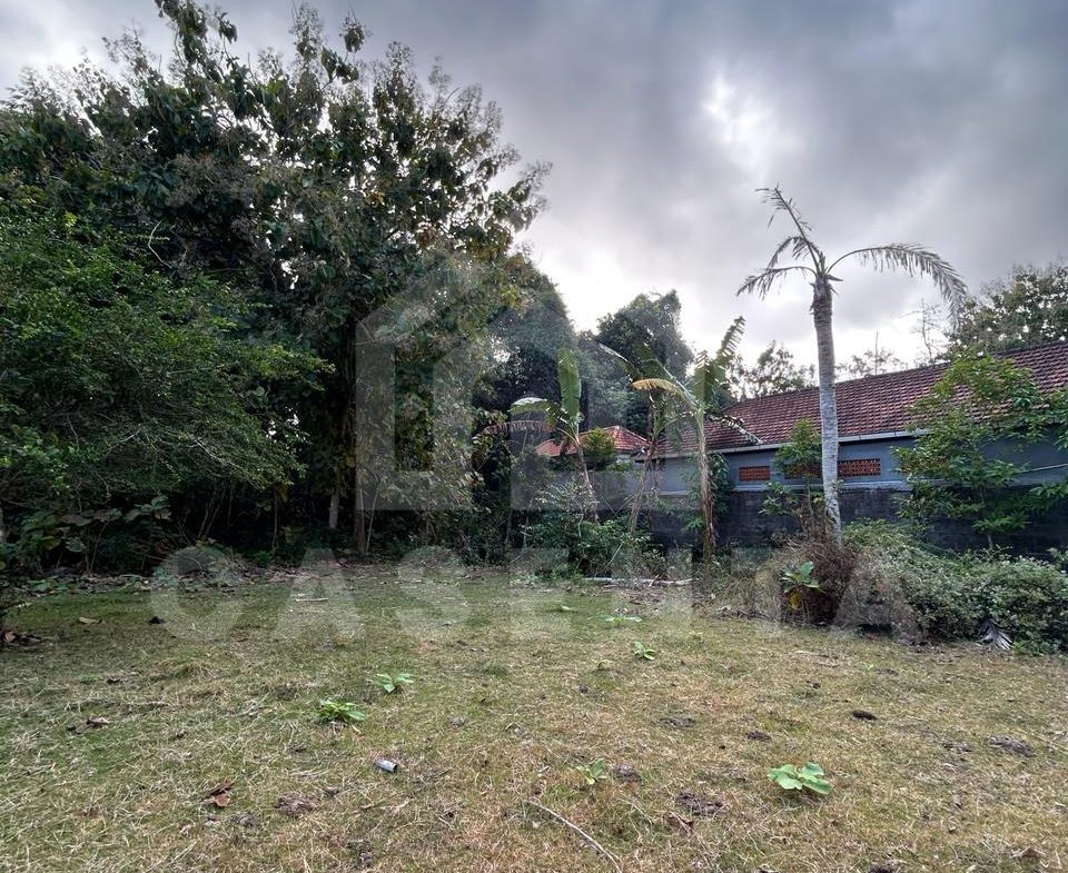 Flat Ungasan land with trees and residential surroundings