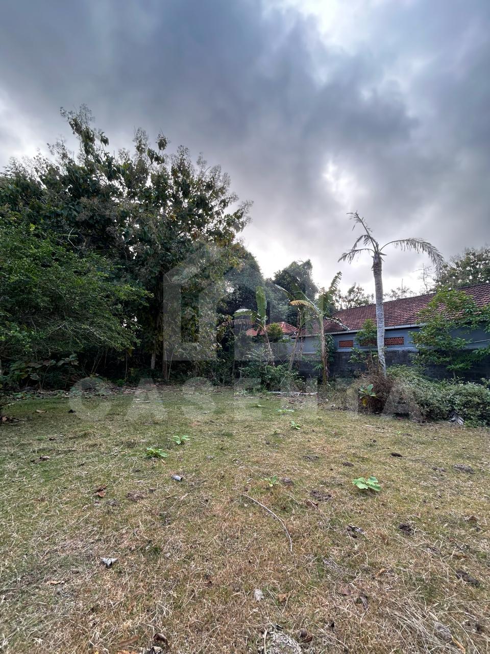 Flat Ungasan land with trees and residential surroundings