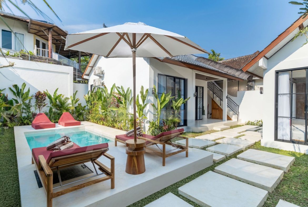 Sayan villa garden and pool with outdoor lounge area