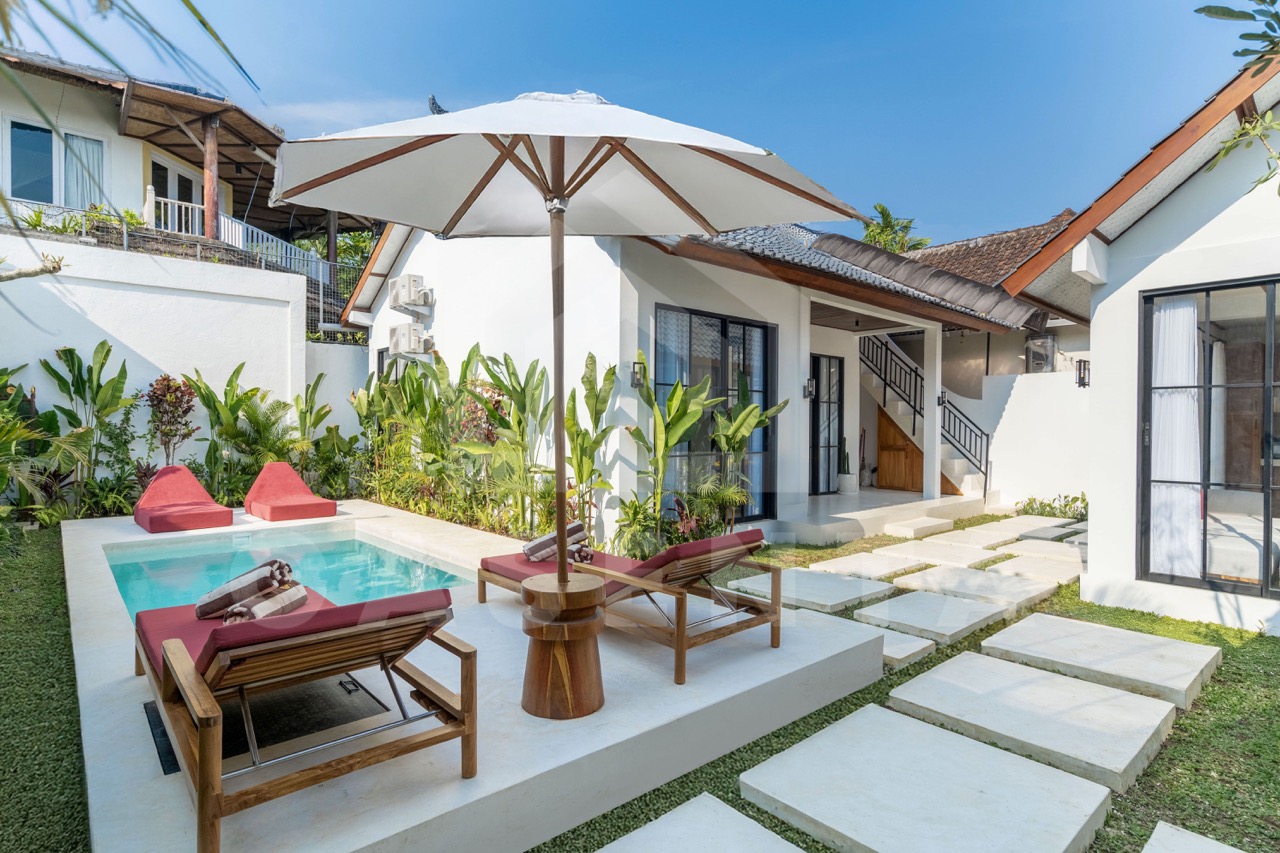 Sayan villa garden and pool with outdoor lounge area