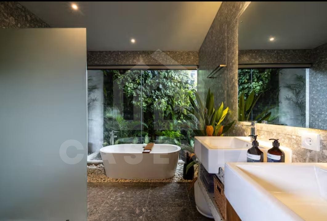 modern Bukit villa bathroom with bathtub and garden view