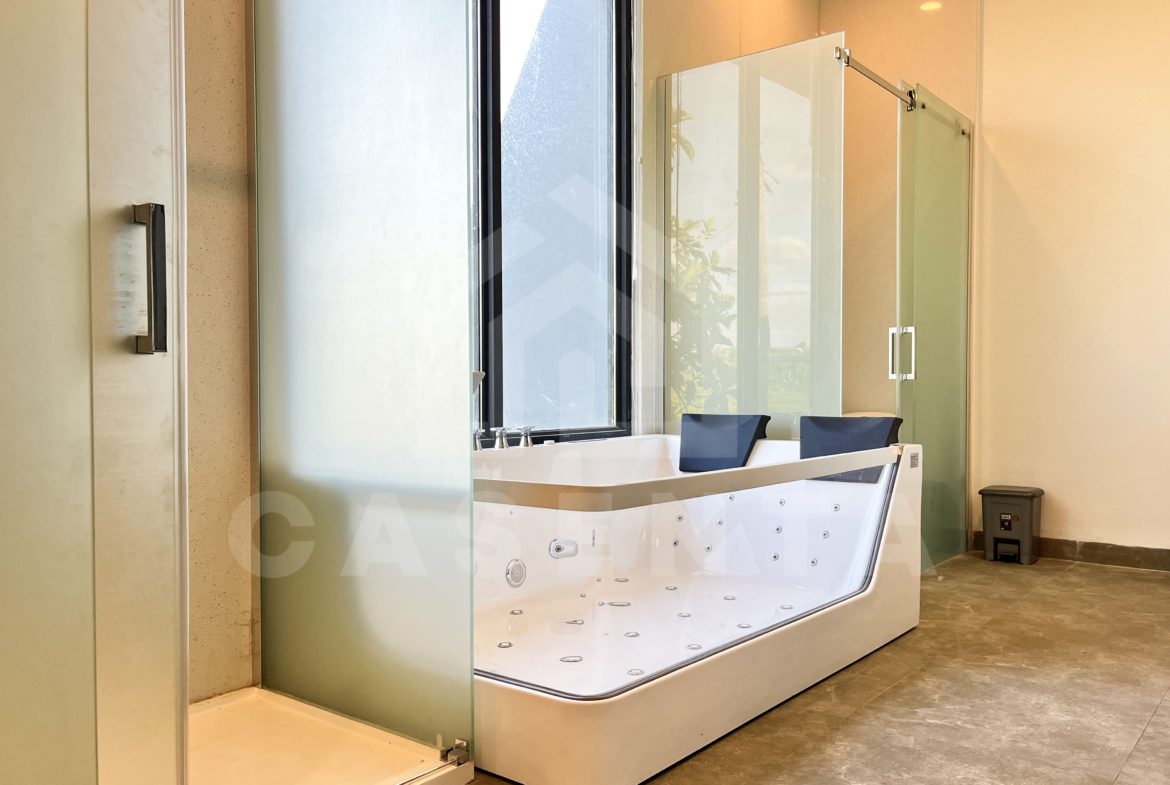 bathroom with bathtub in Pererenan villa
