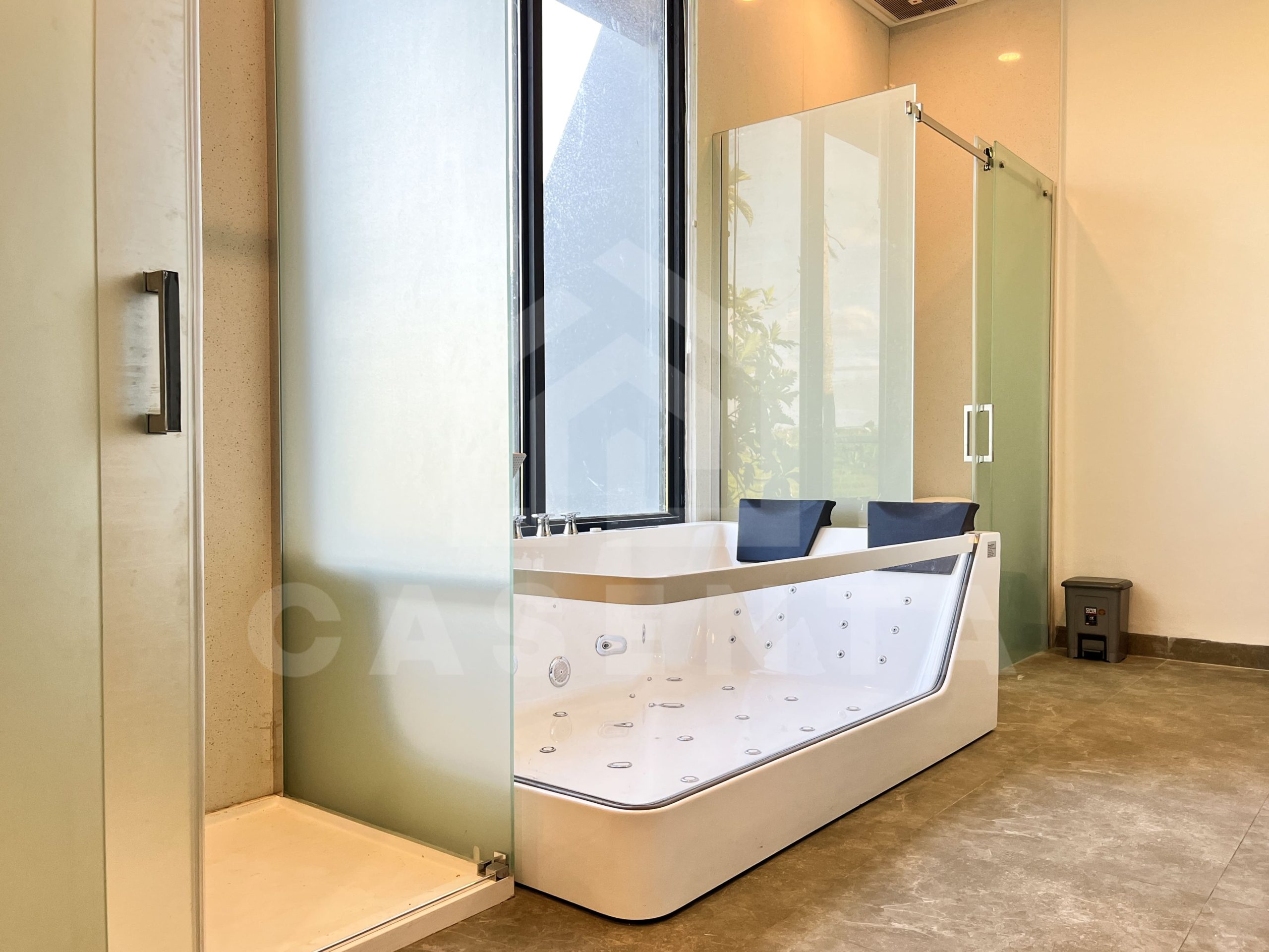 bathroom with bathtub in Pererenan villa